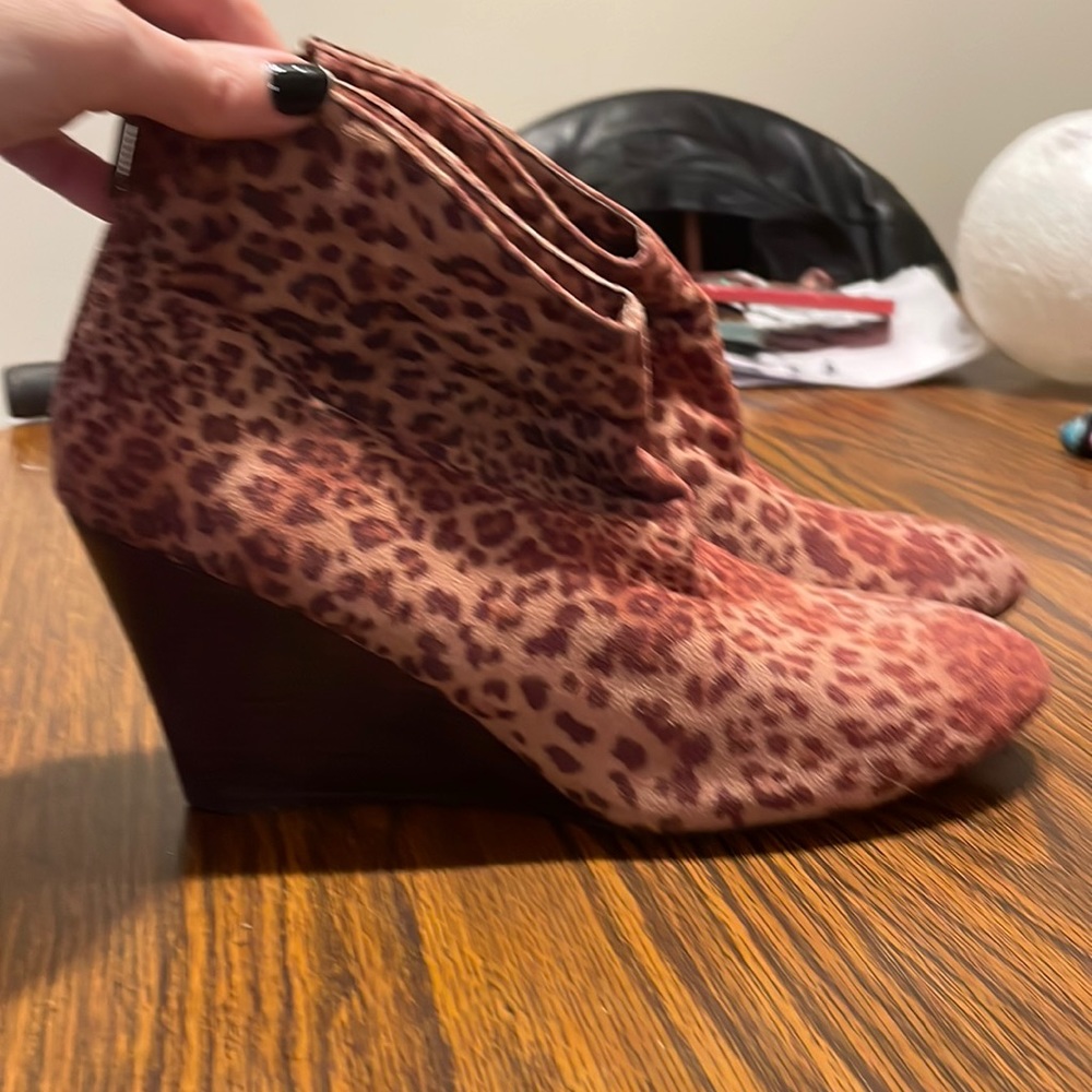 Woman’s leapoard print ankle boots never wore impo stretch size 9